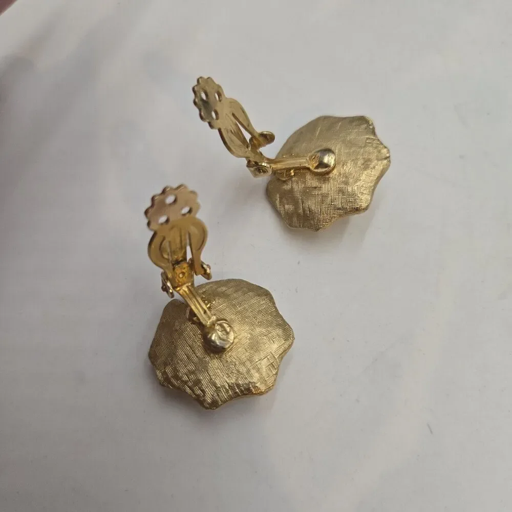 Vintage Exotic Lily Hibiscus Flower Earrings Clip On Tropical Gold Tone Unique